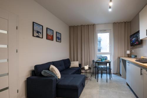Srodmiescie Apartment | Work and Rest Apartment by Fengshui4u, cowroking, siłownia, nowy budynek, dostęp na kod