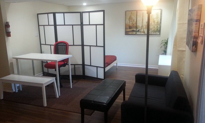 Ottawa Division House | Work-Play Suite Near The Ottawa Airport & LRT