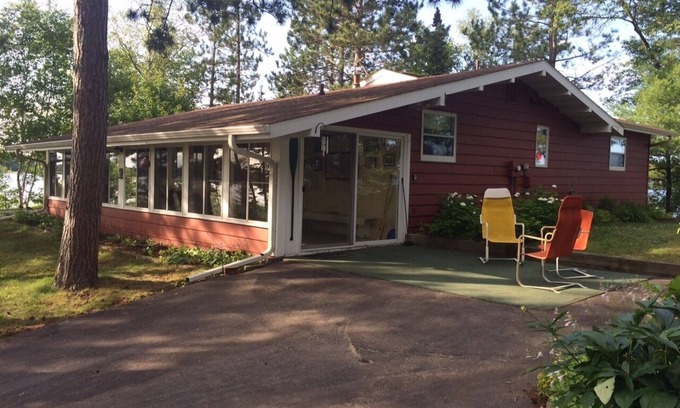 Tomahawk Cottage | World class setting, Cottage on Peninsula surrounded by Lake Nokomis