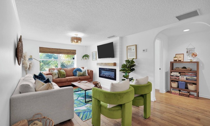 Jacksonville Beach House | WOW 4 blocks to beach w/Unique POOL! 3min walk to local coffee/shops/playground
