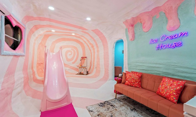 Largo House | WOW 6 BR Ice Cream House, Heated pool, 10 mins to Beach, BBQ, Karaoke, Fire pit