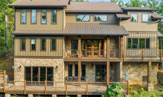 Gatlinburg - Pigeon Forge Cabin | WOW LUXURY! Sleeps 10-12, 4 BR, Pool Table, Hot Tub, Mountain Views