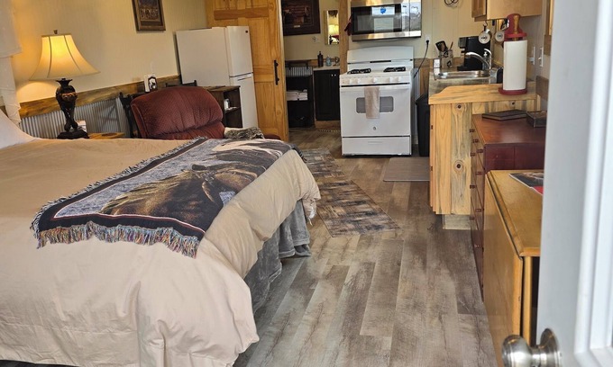 Cody House | Wrangler's Hideout- pet & horse friendly, views of Heart Mountain!