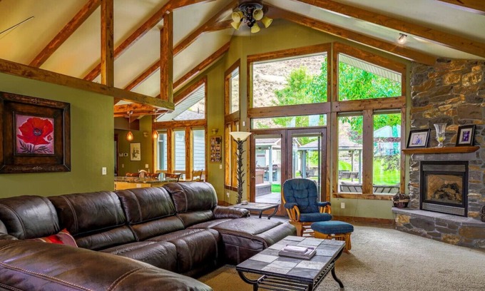 Baker City Apartment | Wunder House, Sleeps 14!