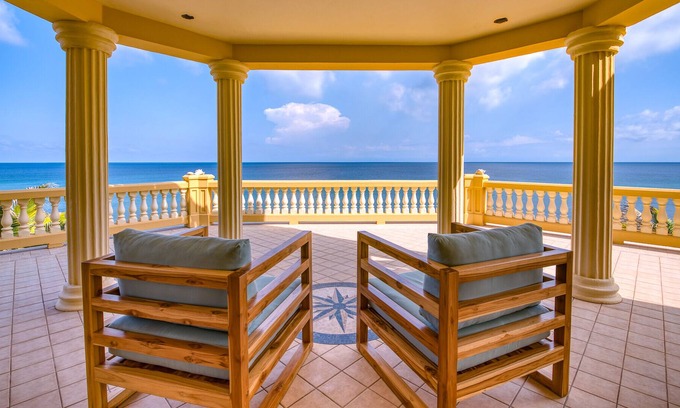 Isla de Utila House | Wyndsong Manor Luxury oceanfront vacation home located on Utila's Dolphin Run.