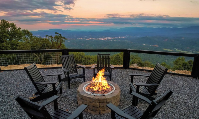 Sevierville Cabin | Wynn's Endless Views: Views*Pool*HotTub*Wifi*Theater*Games*Putt-Putt*FirePit