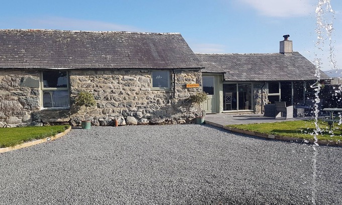 Dyffryn Ardudwy Cottage | Y BWTHYN, pet friendly, character holiday cottage in Dyffryn Ardudwy