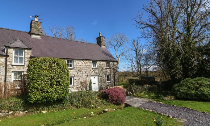 Rhyd-y-clafdy Cottage | Y BWTHYN TY DU, pet friendly, character holiday cottage in Pwllheli