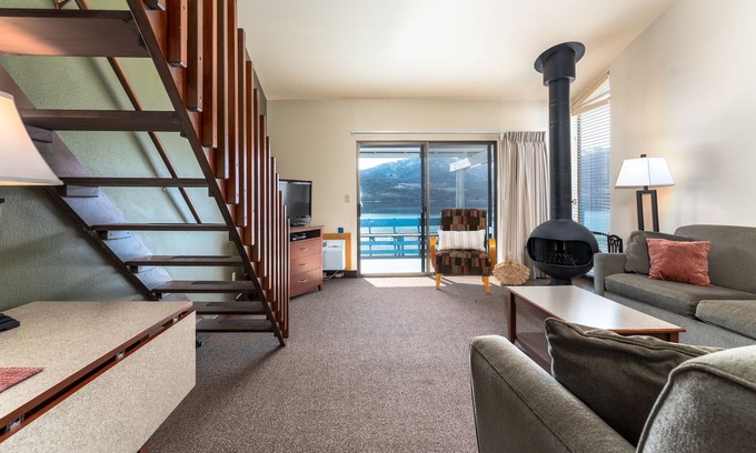 Wapato Point Condo | Yacinde Pool View F5