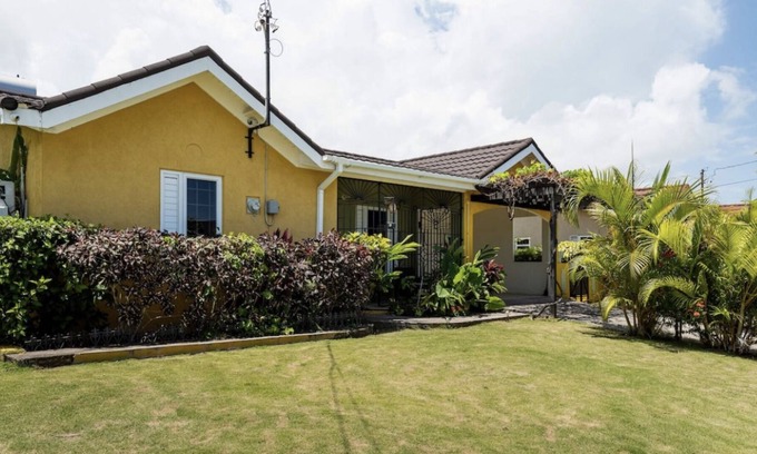 Mammee Bay House | Yaso Nice - Fully A/C 3 Bedroom Ensuite. 8 minutes to Dunn’s River. Pool & WIFI