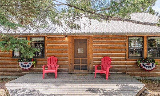 West Yellowstone Cabin | YCC Cabin - Roam Property Management