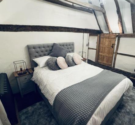 Crawley City Centre House | Ye Olde Cottage