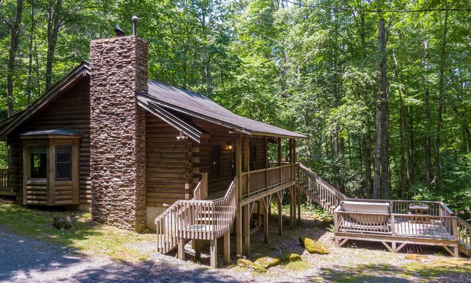 Banner Elk Cabin | Yearling - Cozy Log Cabin with Hot Tub between Valle Crucis and Banner Elk