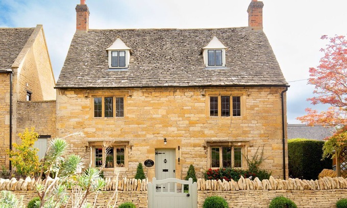 Longborough Cottage | Yew Tree Cottage - sleeps 8 guests in 4 bedrooms