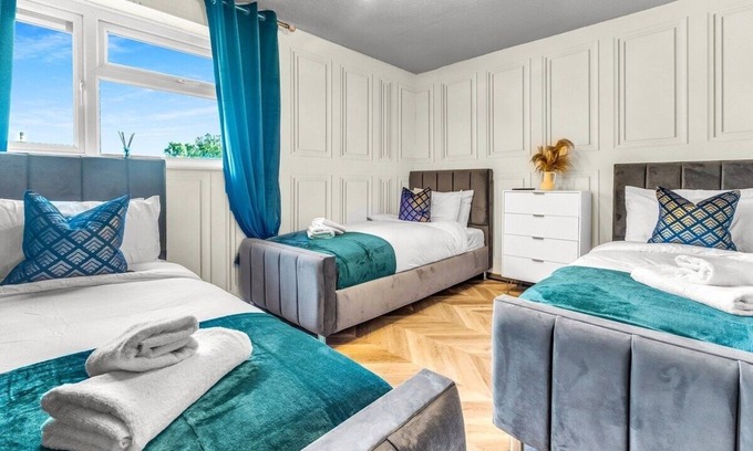 Bordesley House | YINMAE - Sleeps 10 BHAM City Centre | Work, Family & Groups