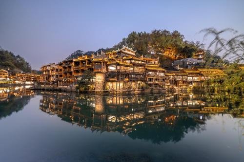 Fenghuang House | YiQuan RIVERVIEW B&B