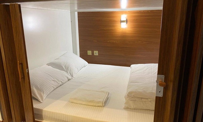 Dubai House | Yoi Pod hostel - excellent choice for solo, friends & couple travellers!