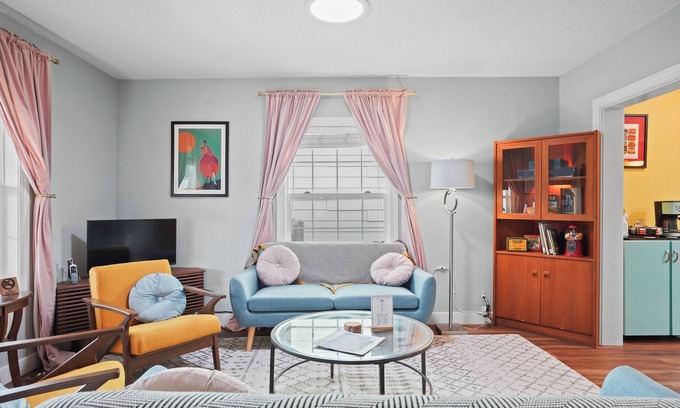 Davis House | Yolo Bungalow Cozy Craftsman in Downtown Davis 🌿 Historic charm meets modern comfort! Just steps from shops, cafés, restaurants, and the Farmers Market, this updated 100-year-old bungalow is perfect for families, academics, and pet lovers alik