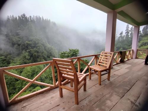 Shoja Ski Chalet | Yolo Hostel & Stays