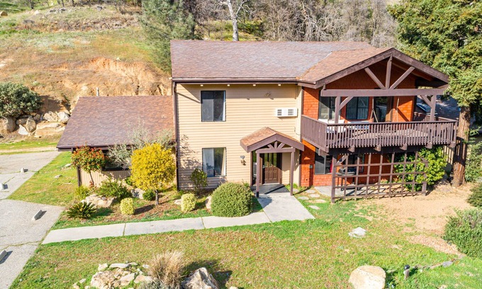 Coarsegold House | Yosemite Rustic Oasis Sleeps 30, Spacious, and Easy to Find