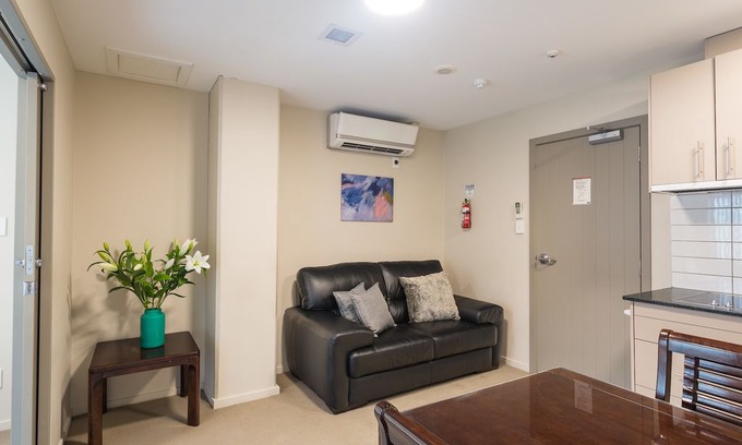Newton House | Your 2-bedroom city centre base w carpark