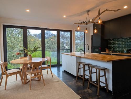 South Launceston House | Your CBD Treetop Base | Parking, Wifi & Views