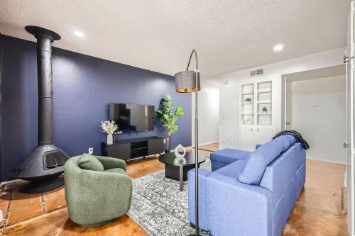 Bouldin Apartment | Your Comfy King Suite Getaway - Sleeps 4 - Pool, Prkg