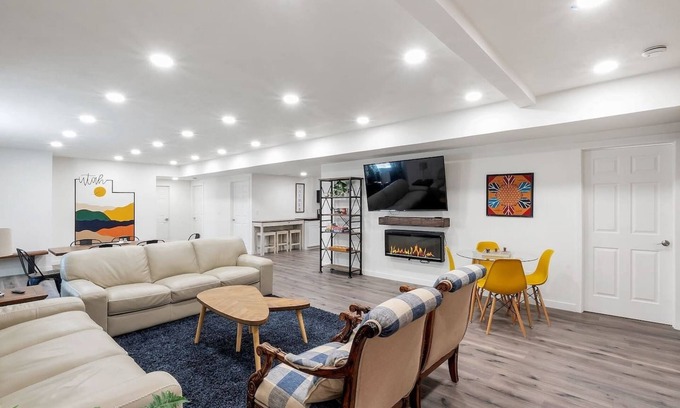 Lakeview House | Your Cozy Getaway: Wake Up to Waffles & Comfort!