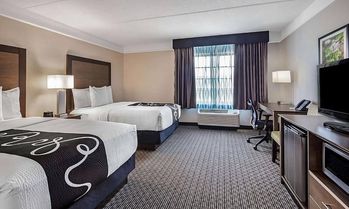 Doral Hotel | Your Home Away From Home! 2 Comfortable Units, Free Breakfast, Pools