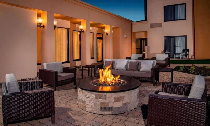 Newark Hotel | Your Home Away From Home! Onsite Pool, Free Parking, Pets Allowed