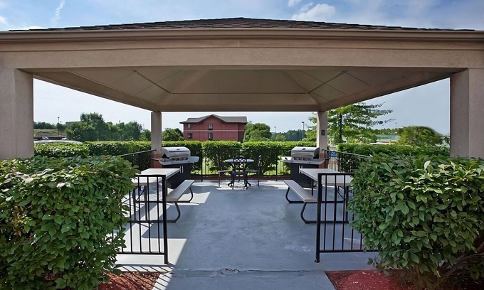 South Hills Hotel | Your Home Away from Home in Pittsburgh! Fully-equipped Kitchen, Pets Allowed!