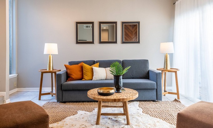 Neartown House | Your Montrose Collective! Sleeps 24, 12BR/7.5BA, 6PA