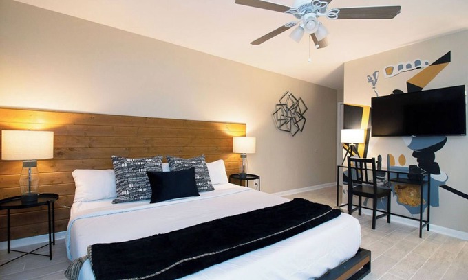 Neartown Apartment | Your Montrose Marshal! Sleeps 18, 9BR, 9BA, 9PA
