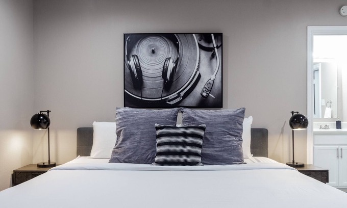 Hyde Park Apartment | Your Montrose Studios! Sleeps 46/23BR/23BA/23PA