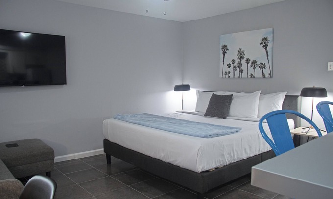 Hyde Park Apartment | Your Montrose Studios! Sleeps 32/16BR/16BA/16PAn