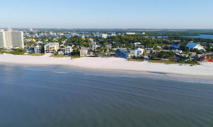 Biggar House | Your Relaxing Getaway Awaits! Outdoor Pool, Free Parking, Near Dolphin Marina