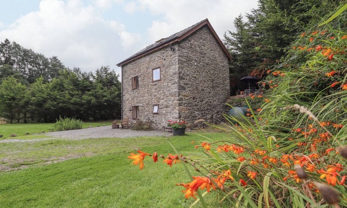Oswestry House | YR HEN FELIN, pet friendly, character holiday cottage in Llanfyllin