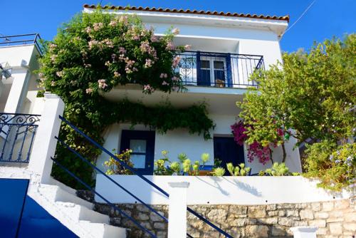 Kioni House | Zaros House. Two-Bedroom Traditional House with Sea Views in Kioni.