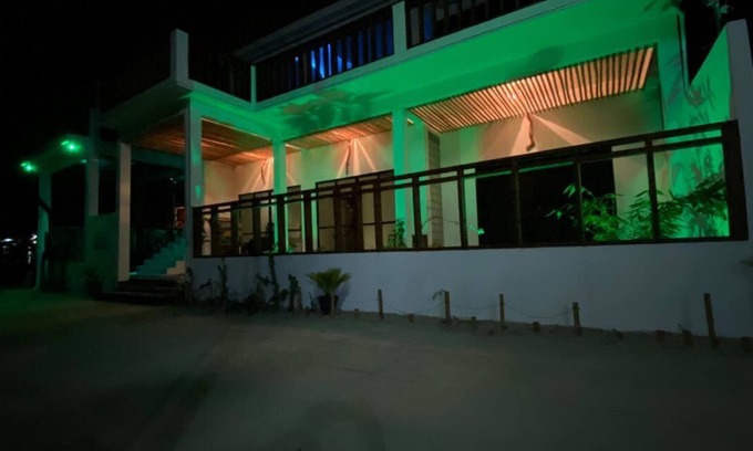 Thulusdhoo Island Hotel | Zeeo - Guest house Beach front property