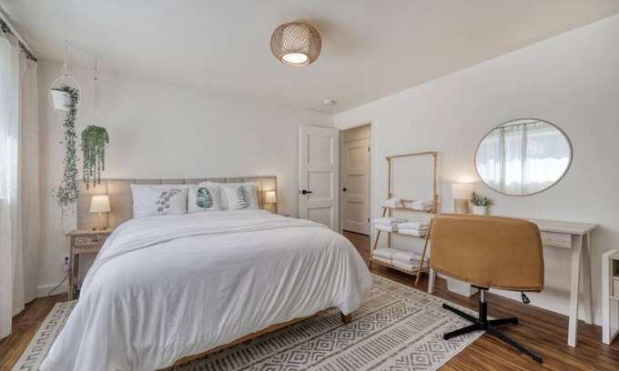 Amazon Apartment | Zen Haus Suite B · one-level, fast Wi-Fi, UO 1 mi