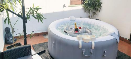 Casale Monferrato Apartment | Zen Retreat per Coppie con Jacuzzi - Dehor e Garage Privato - Check in Automatico 24 7