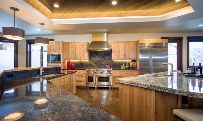 Whitefish House | ZERO steps from patio to ski/hiking trail! Contact owner for just in time deals.