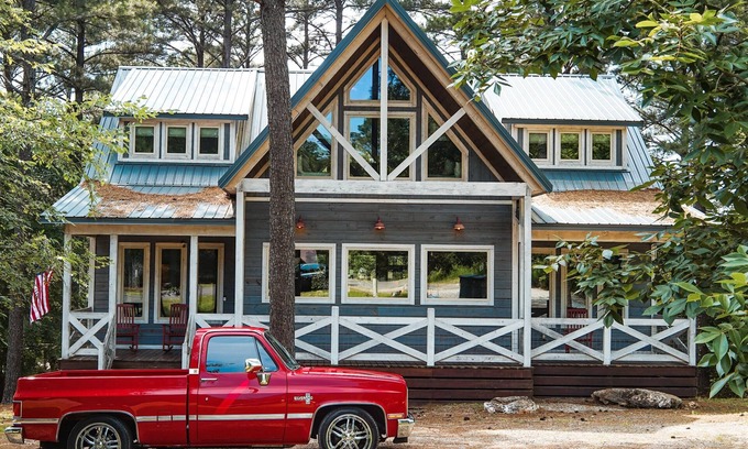 Broken Bow Cabin | Zipline! Playground HotTub Firepit Arcade 4KingBed