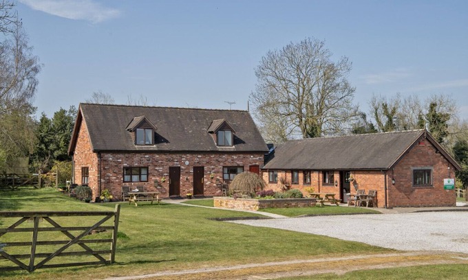 Denstone House | Zoe's Cottage 5 mins drive to Alton Alpaca's