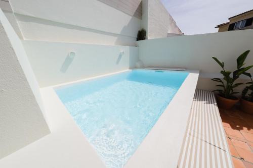 Parede House | Zus House Cozy Family Escape Private Pool 10-min Walk to Beach Near Lisbon & Cascais