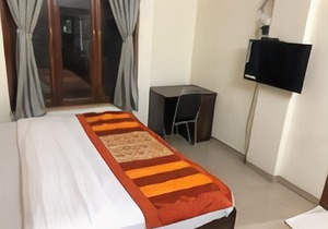 MH12 Services Luxury Room Kalyani Nagar
