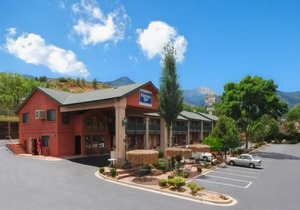 Econo Lodge Inn & Suites