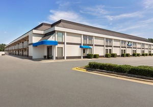 Days Inn & Suites by Wyndham Fort Bragg/Cross Creek Mall