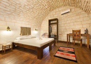 Fauzi Azar by Abraham Hostels