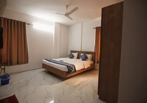 MH12 Services Luxury Room Kalyani Nagar
